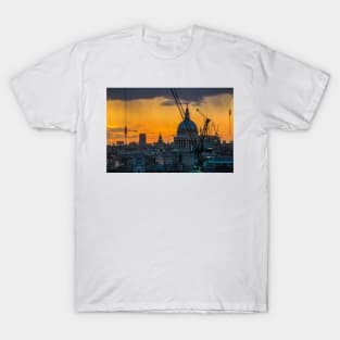 Sunset over St Paul's Cathedral with cranes T-Shirt